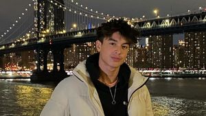 7 Foto Terbaru Eddy Anak Maudy Koesnaedi Liburan, Gantengnya Bikin Salfok