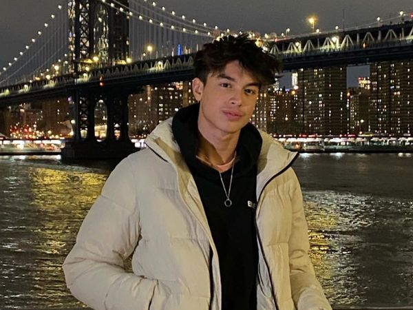 7 Foto Terbaru Eddy Anak Maudy Koesnaedi Liburan, Gantengnya Bikin Salfok