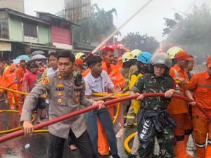 Warga Terluka Usai Lompat dari Lantai 2 Saat Kebakaran di Jl Saharjo Jaksel Warga Terluka Usai Lompat dari Lantai 2 Saat Kebakaran di Jl Saharjo Jaksel