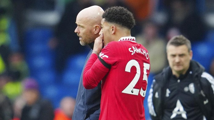 Manchester Uniteds Jadon Sancho talks to head coach Erik ten Hag during the English Premier League soccer match between Leeds United and Manchester United at Elland Road, Leeds, England, Sunday, Feb.12, 2023. (AP Photo/Jon Super)