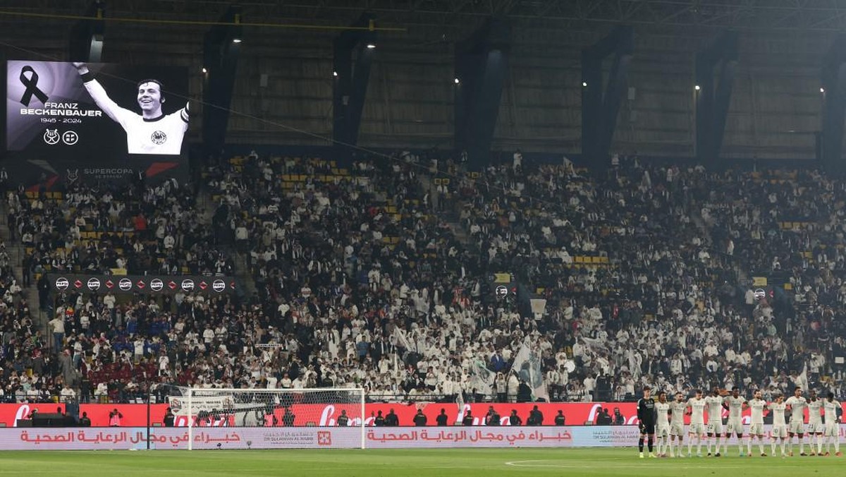 Momen mengheningkan cipta untuk Franz Beckenbauer di Arab Saudi. (Foto: AFP/GIUSEPPE CACACE)
