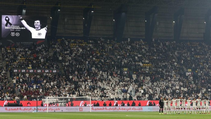 Real Madrids players observe a moment of silence in honour of late German football legend Franz Beckenbauer ahead of the Spanish Super Cup semi-final football match between Real Madrid and Atletico Madrid at the Al-Awwal Park Stadium in Riyadh, on January 10, 2024. (Photo by Giuseppe CACACE / AFP)