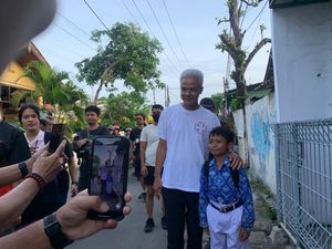 Ganjar Jalan Pagi di Kota Tegal, Warga Berebut Salaman dan Berfoto