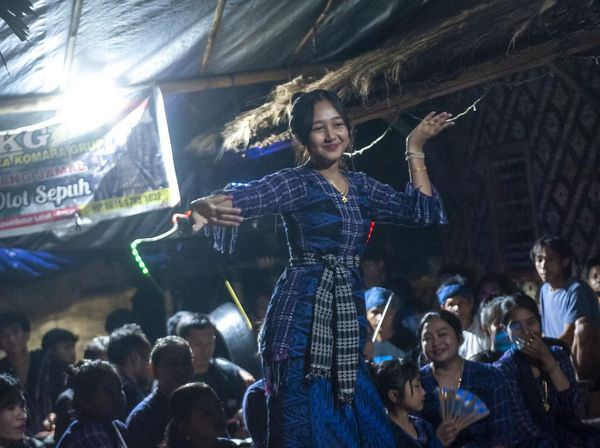 Gemulai Gadis Badui Menari Jaipong Sunda
