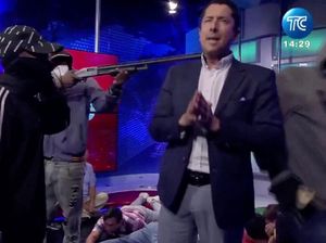 Horor, Gangster Ekuador Todong Senjata ke Presenter TV Saat Siaran Langsung Horor, Gangster Ekuador Todong Senjata ke Presenter TV Saat Siaran Langsung