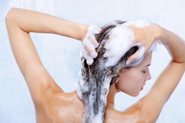 Ilustrasi Perempuan sedang Keramas Rambut/Foto: Freepik.com/valuavitaly