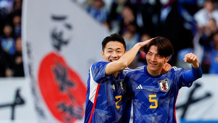Soccer Football - International friendly - Japan v Thailand - Japan National Stadium, Tokyo, Japan - January 1, 2024.   Japans Takumu Kawamura celebrates with Yukinari Sugiyama after scoring a goal. REUTERS/Issei Kato
