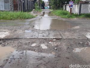 Dear Pak Bobby! Warga Minta Jalan Danau Ranau yang Rusak Diperbaiki