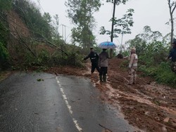 Garut Dikepung Longsor, Sejumlah Jalan Tak Bisa Dilalui
