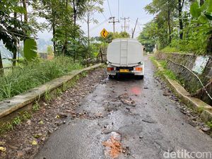 Jalan Penghubung Cimenyan-Bandung di Pasir Impun Atas Rusak