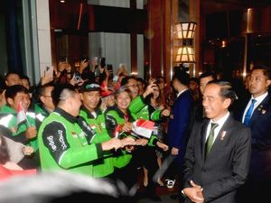 Sambangi Hanoi, Jokowi Disambut Goyang Gacor WNI-Mitra Driver Gojek Vietnam