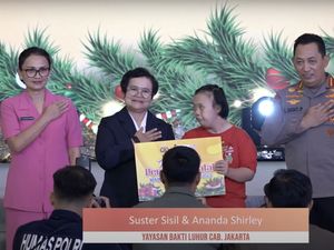 Kapolri Serahkan Tali Kasih ke Anak Disabilitas di Perayaan Natal Mabes Polri