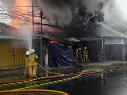 Penampakan Kobaran Api dan Asap Hitam dari Kebakaran di Jl Saharjo Jaksel