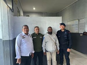 Kejari Jayapura Tangkap DPO Kasus Korupsi Bendungan Sarmi Rp 2,2 M Kejari Jayapura Tangkap DPO Kasus Korupsi Bendungan Sarmi Rp 2,2 M