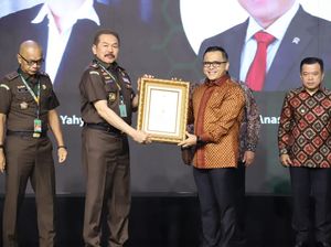 Dorong Reformasi Birokrasi, MenPAN-RB Raih Award dari Kejaksaan Agung