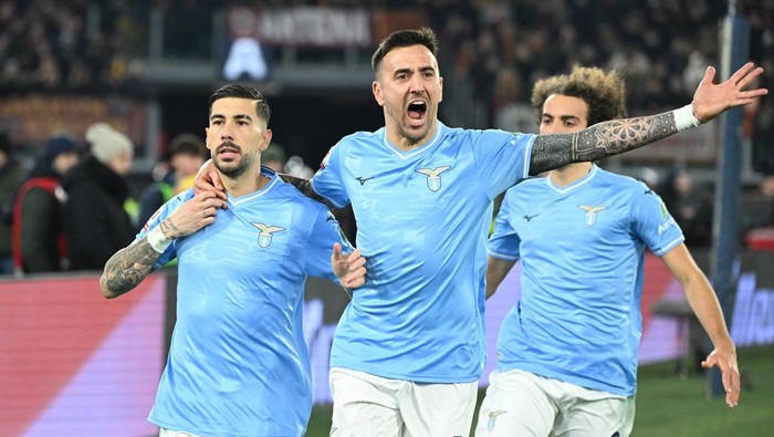 Soccer Football - Coppa Italia - Quarter Final - Lazio v AS Roma - Stadio Olimpico, Rome, Italy - January 10, 2024 Lazios Mattia Zaccagni celebrates scoring their first goal with Matias Vecino REUTERS/Alberto Lingria
