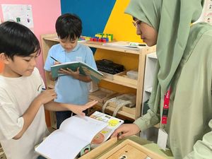 Guru Abad 21 di Mata Guru Muda: Tak Hanya Fasih Teknologi Guru Abad 21 di Mata Guru Muda: Tak Hanya Fasih Teknologi