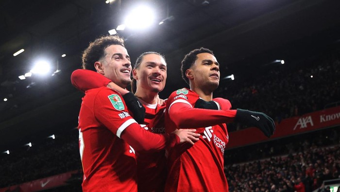 Soccer Football - Carabao Cup - Semi-Final - First Leg - Liverpool v Fulham - Anfield, Liverpool, Britain - January 10, 2024 Liverpools Cody Gakpo celebrates scoring their second goal with Curtis Jones and Darwin Nunez REUTERS/Carl Recine NO USE WITH UNAUTHORIZED AUDIO, VIDEO, DATA, FIXTURE LISTS, CLUB/LEAGUE LOGOS OR LIVE SERVICES. ONLINE IN-MATCH USE LIMITED TO 45 IMAGES, NO VIDEO EMULATION. NO USE IN BETTING, GAMES OR SINGLE CLUB/LEAGUE/PLAYER PUBLICATIONS.