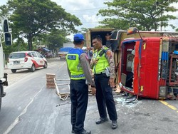 Sopir Ngantuk, Mobil Oleng Hantam Truk dan Terguling di Pantura Kudus