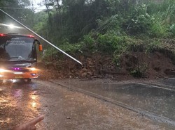 Longsor Tutup Sebagian Badan Jalan Penghubung Tasik-Garut