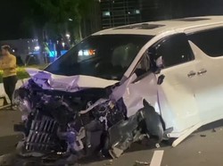 Alphard Vs Pembatas Jalur Sepeda di Sudirman Berujung Porak-poranda
