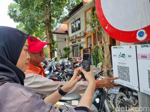Walkot Eri Sebut Jukir Sepakat Parkir Nontunai: Mereka Juga Wong Suroboyo Walkot Eri Sebut Jukir Sepakat Parkir Nontunai: Mereka Juga Wong Suroboyo
