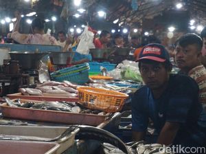 Pedagang Pasar Ikan Pabean Keluhkan Penurunan Harga Ikan Imbas Cuaca Buruk Pedagang Pasar Ikan Pabean Keluhkan Penurunan Harga Ikan Imbas Cuaca Buruk