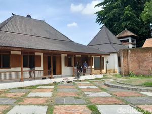 KPU Solo Manfaatkan Ndalem Joyokusuman untuk Lipat Surat Suara KPU Solo Manfaatkan Ndalem Joyokusuman untuk Lipat Surat Suara