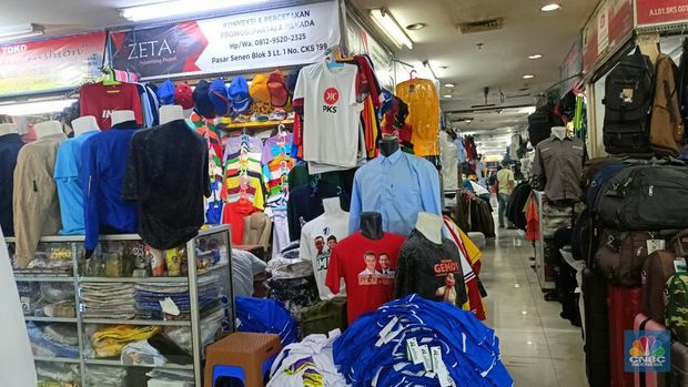 Penjual atribut kampanye di Pasar Senen. (CNBC Indonesia/Ferry Sandi)