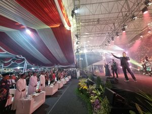 Walkot Eri Semringah dengan Antusias Perayaan Natal di Balai Kota Surabaya