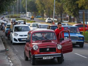 Potret Antrean BBM di Kuba Jelang Naik 500 Persen