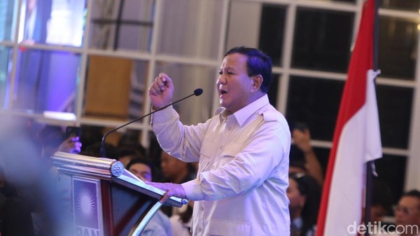 Prabowo Subianto calon presiden nomor urut 2 melakukan konsolidasi dengan para relawannya di Lampung. Prabowo Subianto calon presiden nomor urut 2 melakukan konsolidasi dengan para relawannya di Lampung.