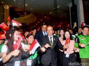 Jokowi Disambut Meriah Saat Tiba di Hanoi, Ikut Joget Bareng WNI