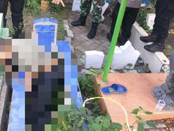 Innalillahi! Kakek Gresik Meninggal di Atas Makam Saat Ziarah Kubur