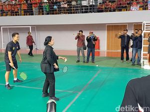 Resmikan GOR Bung Karno Sukoharjo, Puan Maharani Main Bulutangkis Resmikan GOR Bung Karno Sukoharjo, Puan Maharani Main Bulutangkis