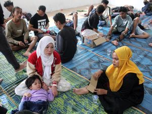Terdampar di Deli Serdang, Para TKI dari Malaysia Tidur Beralaskan Tikar Terdampar di Deli Serdang, Para TKI dari Malaysia Tidur Beralaskan Tikar