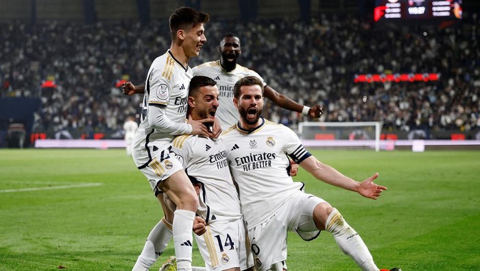 Soccer Football - Spanish Super Cup - Semi Final - Real Madrid v Atletico Madrid - Al-Awwal Park, Riyadh, Saudi Arabia - January 10, 2024 Real Madrids Joselu and teammates celebrate after Atletico Madrids Stefan Savic scores an own goal and Real Madrid fourth goal REUTERS/Juan Medina     TPX IMAGES OF THE DAY