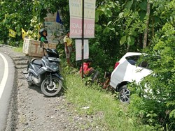 Banting Setir Hindari Pemotor, Mobil Terperosok di Jalan Wonosari
