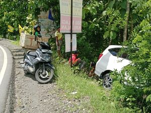 Banting Setir Hindari Pemotor, Mobil Terperosok di Jalan Wonosari Banting Setir Hindari Pemotor, Mobil Terperosok di Jalan Wonosari