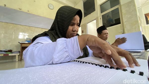 Kegigihan Komunitas Tuna Netra Surabaya Ngaji  AL-Quran Braille