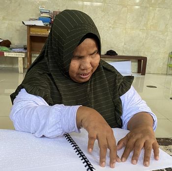Semangat Tuna Netra di Surabaya Belajar Ngaji Pakai Braille
