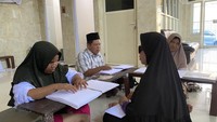 Perjuangan Komunitas Tuna Netra Surabaya Semangat Ngaji Al-Quran Braille