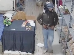 Pura-pura Beli Bawang Goreng, Pria Berhelm Curi HP Penjaga Toko di Depok