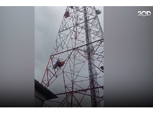 Detik-detik Evakuasi Wanita yang Ingin Loncat dari Tower BTS di Lampung