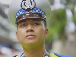 Ulah Kocak Warga di Lampu Merah: Jaga Keseimbangan hingga Nyemplung ke Got