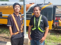 Cerita Taufik dan Sandi, Rela Tak Liburan demi Bantu Penumpang KA