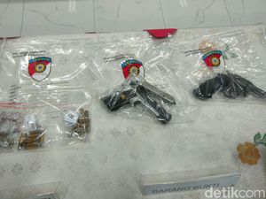 Polisi Amankan 3 Pistol dari Penembak Relawan Prabowo Polisi Amankan 3 Pistol dari Penembak Relawan Prabowo