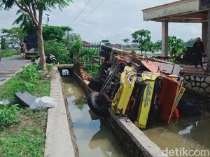 Gegara Hindari Kucing, Truk Beras di Klaten Nyebur ke Sawah Gegara Hindari Kucing, Truk Beras di Klaten Nyebur ke Sawah