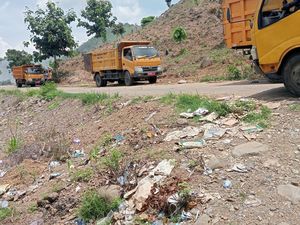 Petani di Dompu Blokir Jalan Truk Sampah, Tuntut Penyaluran Pupuk Subsidi Petani di Dompu Blokir Jalan Truk Sampah, Tuntut Penyaluran Pupuk Subsidi