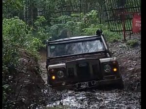 Sensasi Jumpalitan Naik Land Rover di Wisata Offroad Lembang Sensasi Jumpalitan Naik Land Rover di Wisata Offroad Lembang